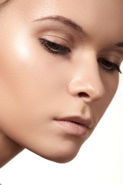 Güzel bir kadın modeli yüzü temiz cilt ile portresi. Doğal Cilt Bakımı Güzellik, temiz yumuşak deri