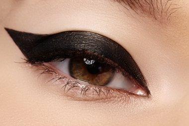 Seksi siyah liner makyaj güzel kadın gözle. Moda büyük ok şekli kadının göz kapağı üzerinde. Şık akşam makyaj