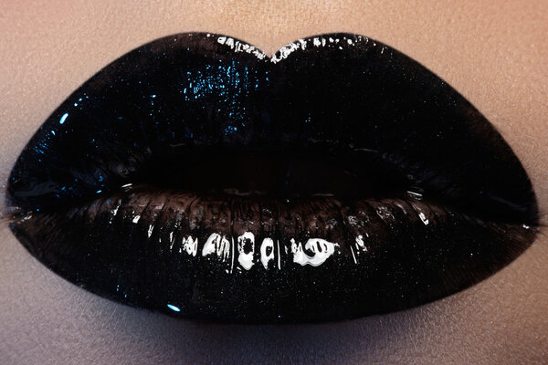 Trendy black lips. Fashion make-up