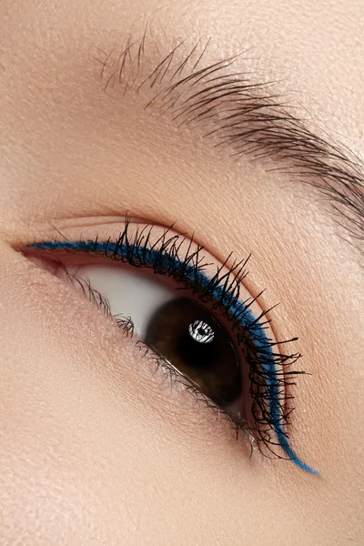 Schöne weibliche Auge mit sexy schwarzen Liner Make-up. Mode große Pfeilform auf dem Augenlid der Frau. schickes Abend-Make-up — Stockfoto