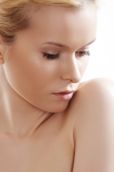 Porträtt av vacker kvinna modell ansikte med ren hud. Naturlig hudvård skönhet, ren mjuk hud — Stockfoto