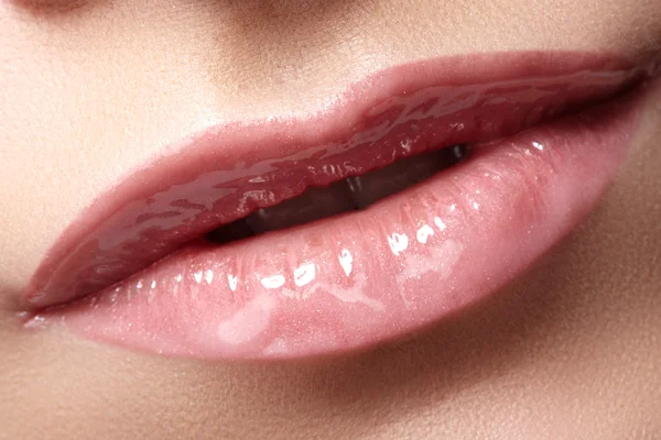 Gros plan sur les lèvres de la femme avec un maquillage de rouge à lèvres beige naturel. Horizontal macro sexy pâle maquillage rouge à lèvres — Photo