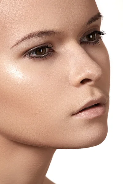 Maquilhagem e cosméticos. Retrato de close-up de rosto modelo mulher bonita com pele limpa. Natural beleza skincare, pele macia limpa — Fotografia de Stock