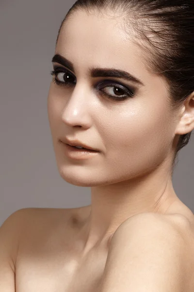 Make-up & kosmetiky. Detailní portrét krásná žena modelu tváře s čistou kůží. Přírodní péče o pleť krása, čisté měkké kůže — Stock fotografie