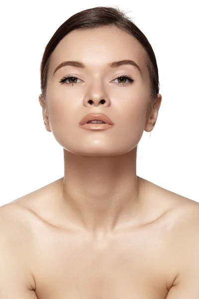 Retrato de hermosa cara modelo mujer con la piel limpia. Belleza natural del cuidado de la piel, piel suave y limpia —  Fotos de Stock