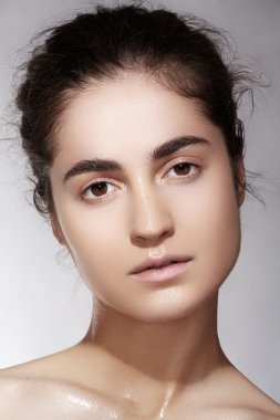 Güzellik, sağlık, kozmetik, spa, sağlık ve cilt bakımı. Güzel bir kadın modeli suratla doğal makyaj, parlak bir cilt, yumuşak temiz cilt. Günlük görünüm