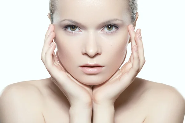 Retrato de primer plano de hermosa cara modelo mujer con la piel limpia sobre fondo blanco. Belleza natural del cuidado de la piel, piel suave y limpia — Foto de Stock