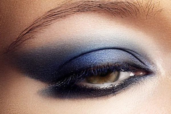 Macro-opname van vrouw mooie ogen, lichte en diepe kleuren make-up. Donker blauwe oogschaduw op ooglid. Sexy weergave, sensuele look. Glamourous chique make-up — Stockfoto