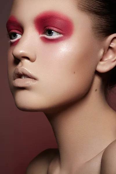 Retrato de alta moda de expressão jovem mulher com lábios roxos brilhantes make-up, pintura de gordura da palma preta e pele lisa e limpa. Close-up macro beleza atirar no fundo vermelho — Fotografia de Stock