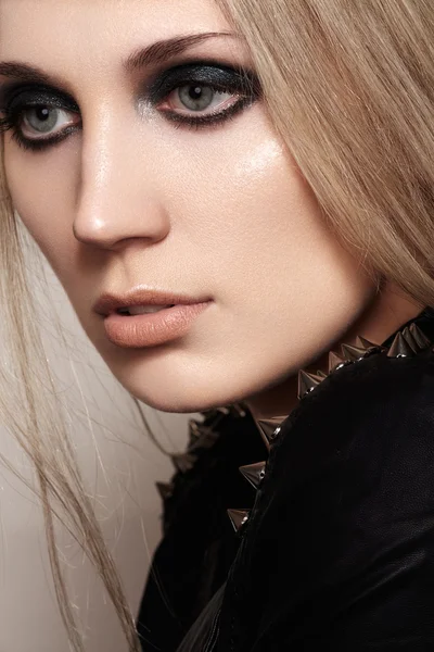Hermoso retrato de mujer modelo rock en chaqueta de cuero con maquillaje oscuro por la noche. Moda callejera perfecta. Ropa punk con púas — Foto de Stock