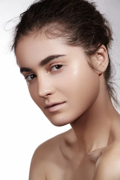 Beauty, Wellness, Kosmetik, Wellness, Gesundheit und Hautpflege. schönes weibliches Model-Gesicht mit natürlichem Make-up, glänzendem Teint, weicher, sauberer Haut. täglicher Blick — Stockfoto