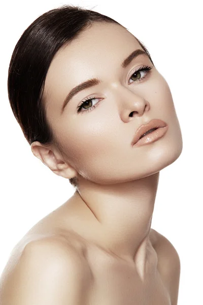 Närbild porträtt av vacker kvinna modell ansikte med ren hud på vit bakgrund. Naturlig hudvård skönhet, ren mjuk hud — Stockfoto