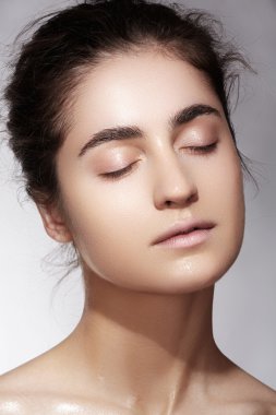 Güzellik, sağlık, kozmetik, spa, sağlık ve cilt bakımı. Güzel bir kadın modeli suratla doğal makyaj, parlak bir cilt, yumuşak temiz cilt. Günlük görünüm