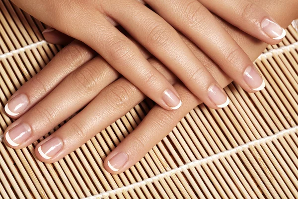 Close-up de mãos de mulher com manicure — Fotografia de Stock