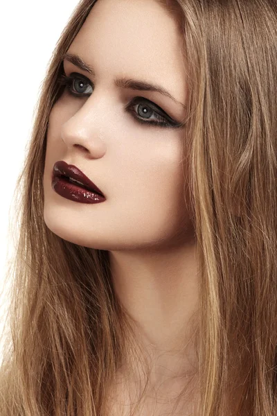 Belleza primer plano retrato de hermosa joven modelo con oscuro noche pasarela moda ojos maquillaje — Foto de Stock