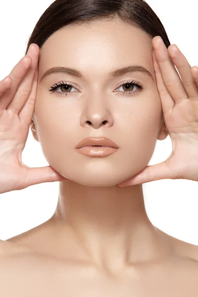 Maquillaje y cosméticos. Retrato de primer plano de hermosa cara modelo mujer con la piel limpia. Belleza natural del cuidado de la piel, piel suave y limpia — Foto de Stock