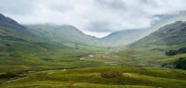Hardknot Geçidi 'nden bir dağ vadisine bak. Hardknott Pass, İngiltere 'nin Cumbria kentinde Lake District Ulusal Parkı' nda, Eskdale ile Duddon Vadisi arasında küçük bir geçittir..