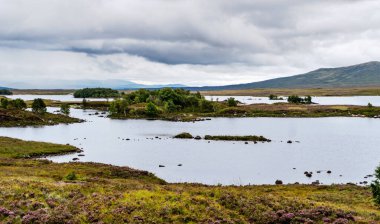 İskoç bataklıklarında manzara gölleri