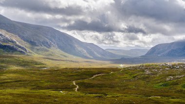 Kuzey İskoçya 'da bir dağ vadisinden geçen manzara yolu