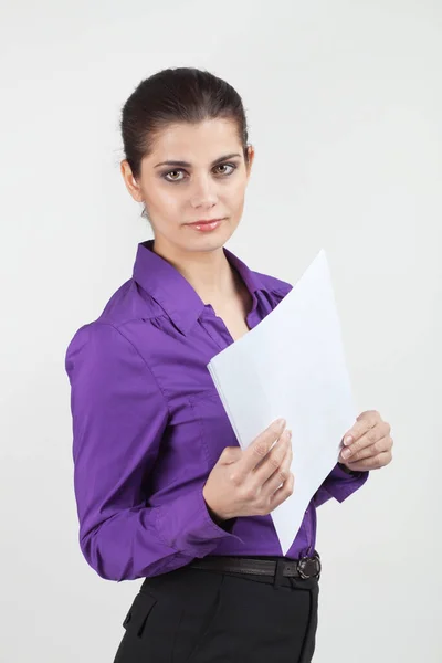 Mooie Jonge Brunette Secretaresse Met Een Aantal Zakelijke Papieren Rechtenvrije Stockafbeeldingen