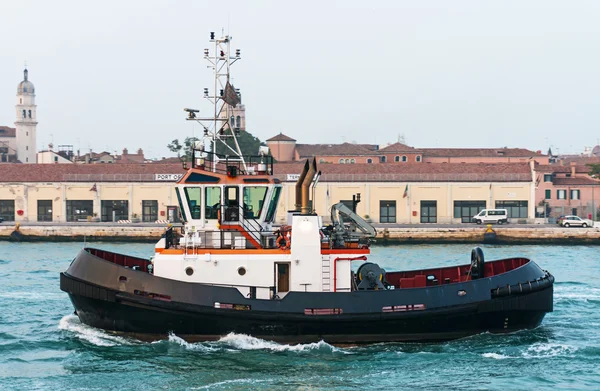 Bogserbåt i hamn — Stockfoto