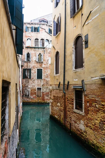 Narrow Venetian canal — Stock Photo, Image