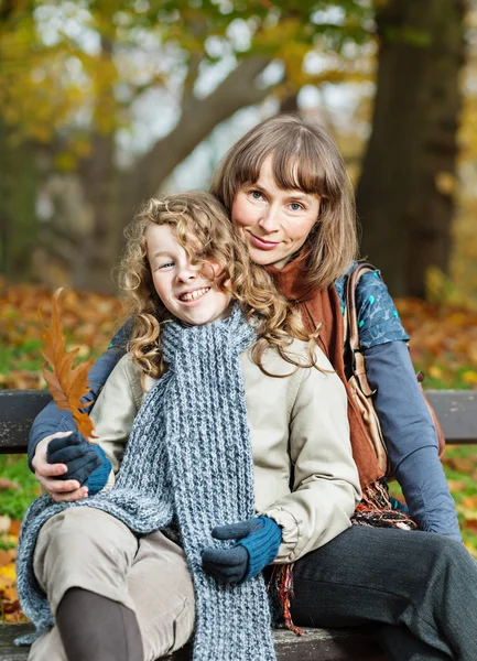 Mãe e filha sentadas no banco — Fotografia de Stock