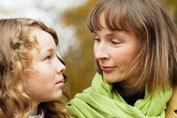 Moeder en dochter kijken elkaar aan — Stockfoto