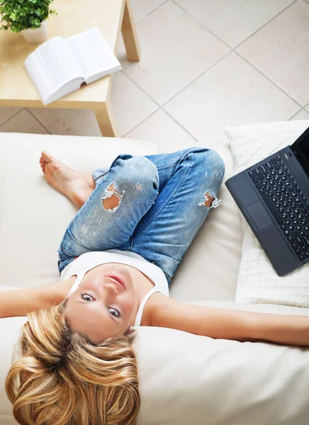Woman on sifa with laptop — Zdjęcie stockowe