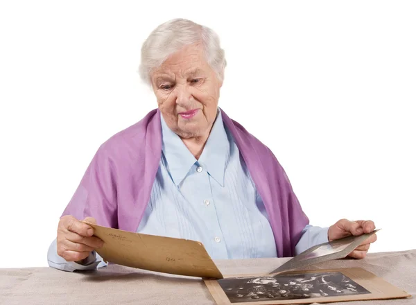 Mujer mirando viejas fotografías — Foto de Stock
