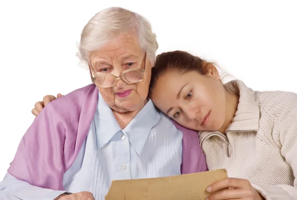 Mother with daughter looking photos — ストック写真