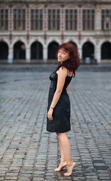 Femme debout sur la place de la ville — Photo