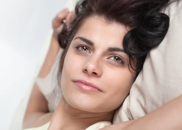 Woman lying in bed — Stock Photo, Image
