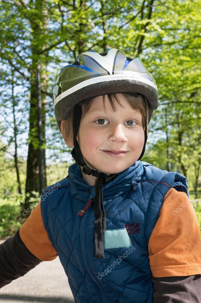 junge auf fahrrad