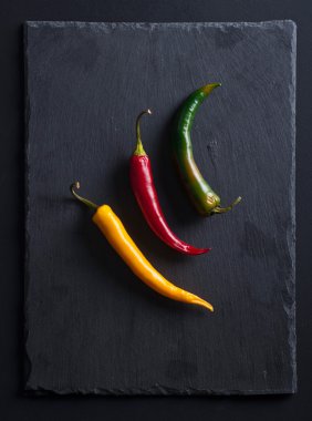 yeşil, sarı ve kırmızı biber biber