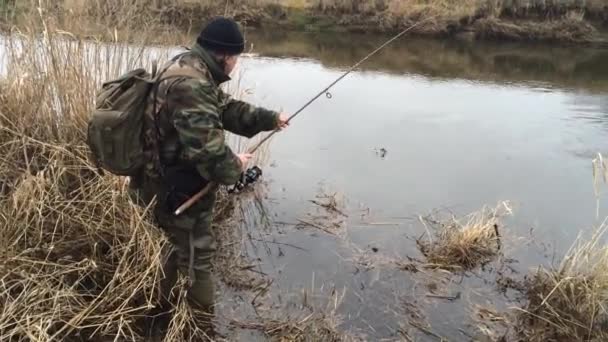 Rybář a losos — Stock video