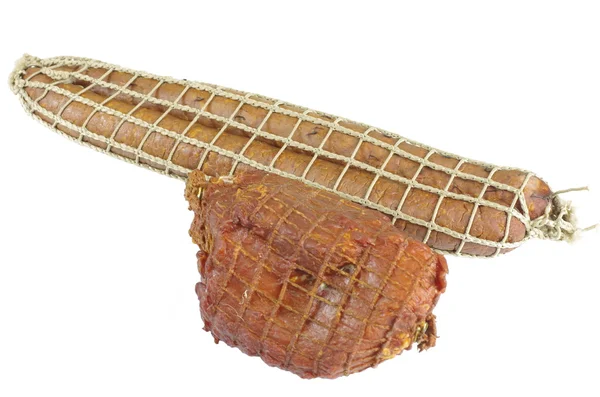 Копчена шинка з ковбасою ізольована — стокове фото