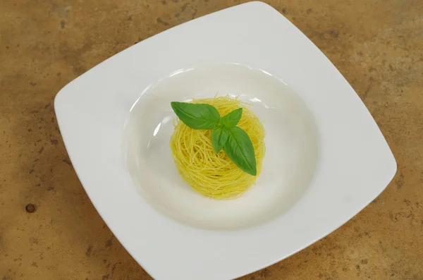 Pasta maccheroni con basilico alle spezie — Foto Stock