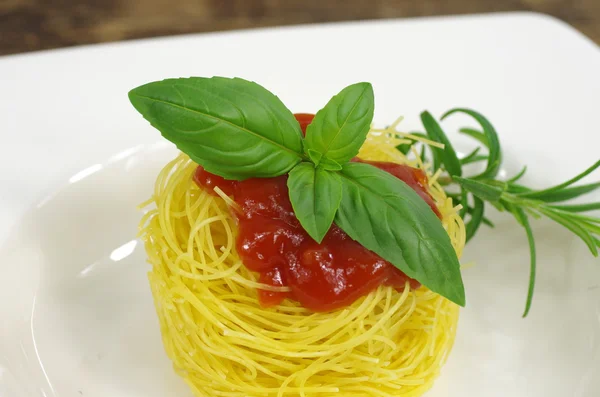 Pasta maccheroni con basilico alle spezie — Foto Stock