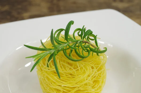 Pasta maccheroni con rosmarino alle erbe — Foto Stock