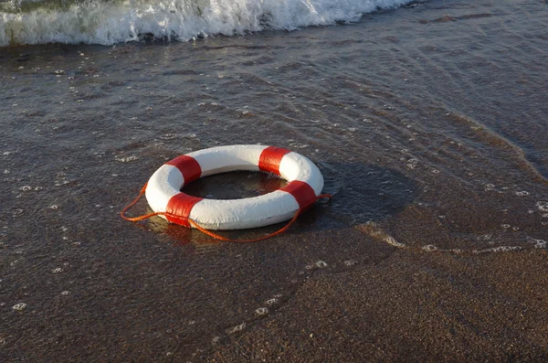 Rot-weißes Rettungsrad — Stockfoto