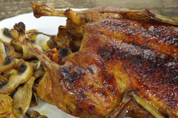 Whole roast honey duck — Stock Photo, Image