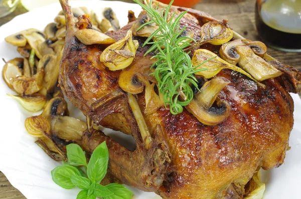 Whole roast honey duck — Stock Photo, Image