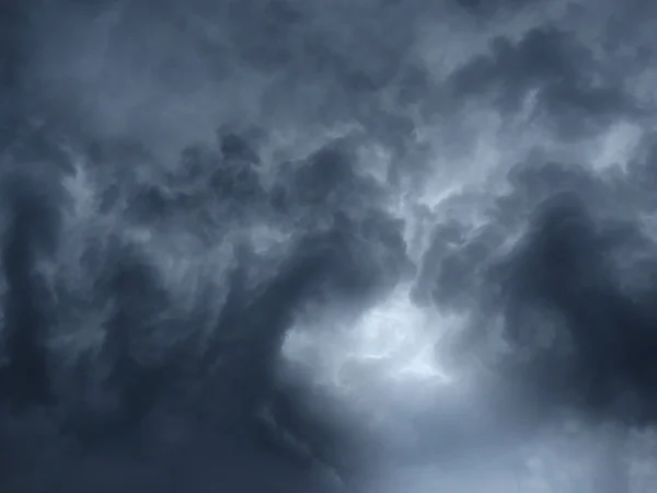 Nuvens perigosas tempestuosas — Fotografia de Stock