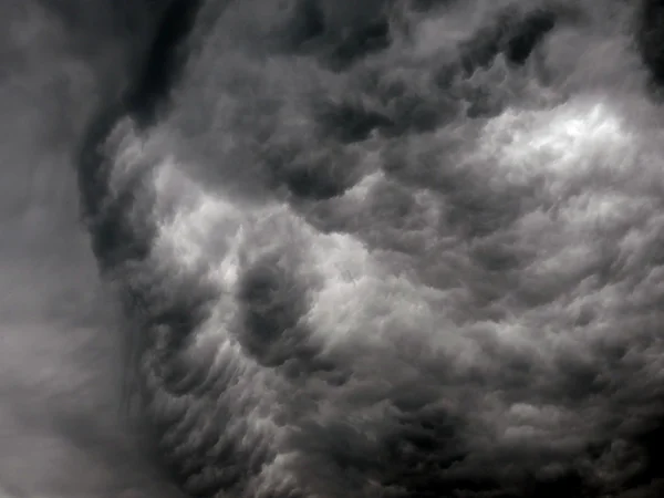 Blauwe stormachtige wolken — Stockfoto