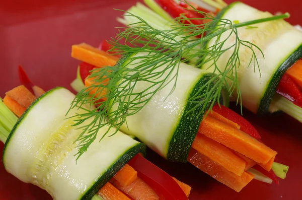 Gewickelte Zucchini auf Teller — Stockfoto