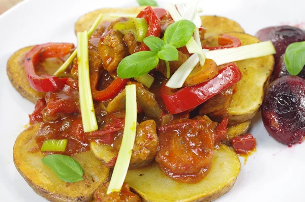 Guiso con patatas y verduras —  Fotos de Stock