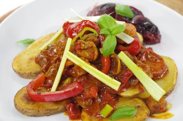 Guiso con patatas y verduras —  Fotos de Stock