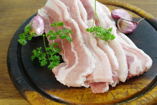 Rått Bacon Med Grönt Persiljeblad Vit Platta — Stockfoto