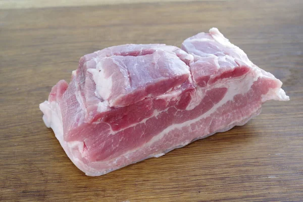 Rått Bacon Med Grönt Persiljeblad Vit Platta — Stockfoto